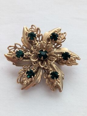 1950s Gold Floral Brooch with Emerald Green Rhinestones - Vintage Luxury